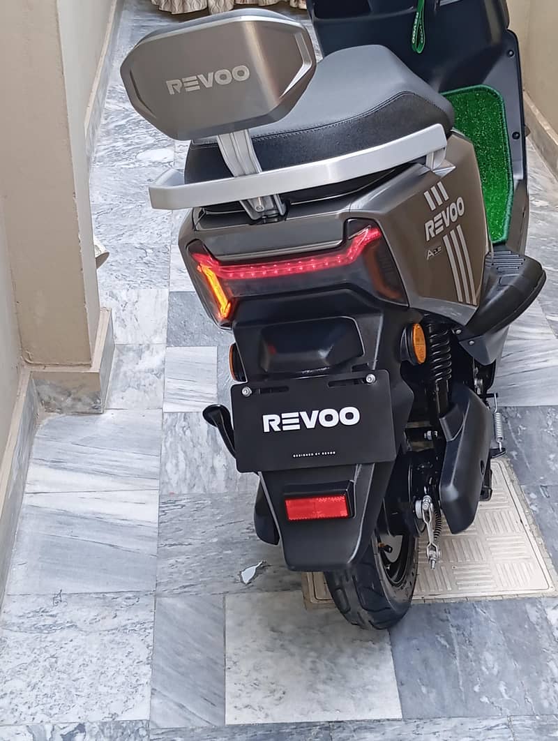 Revoo A12 2
