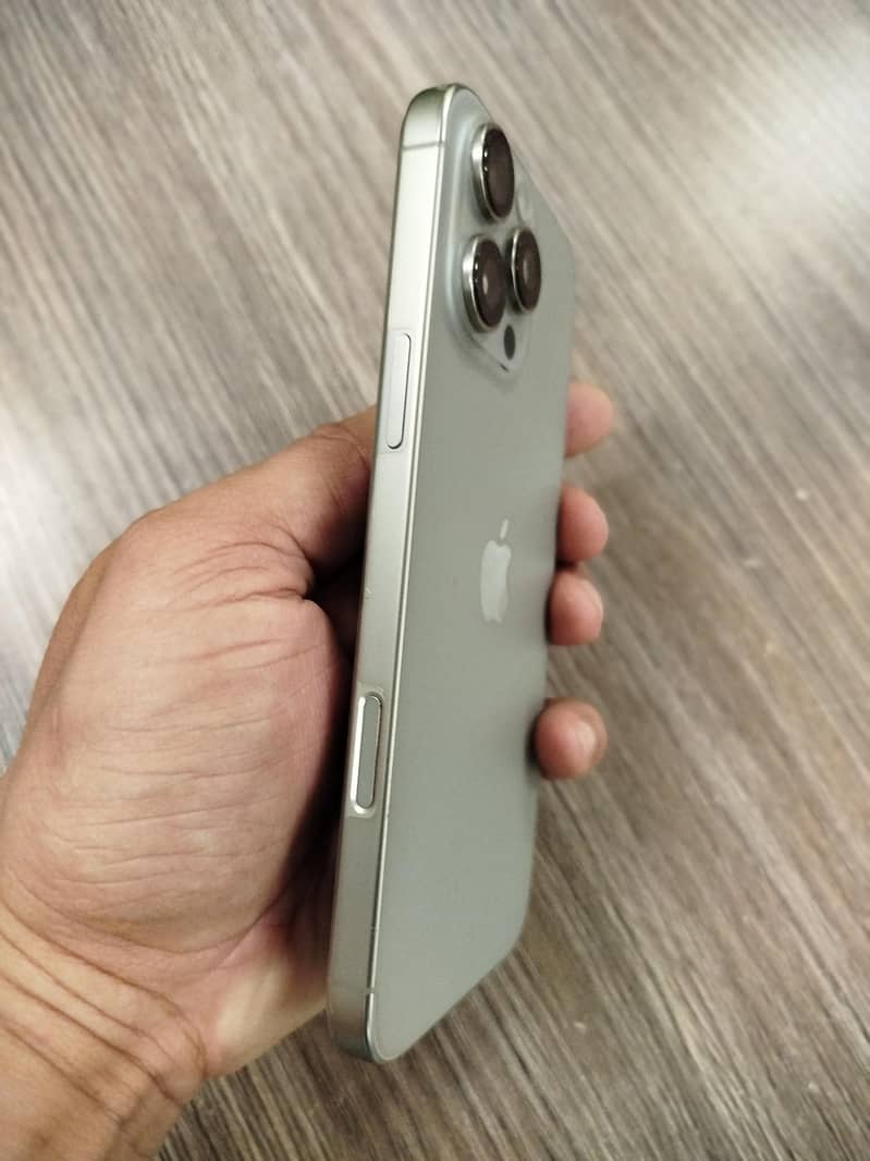 Apple iPhone 16 Pro Max 16