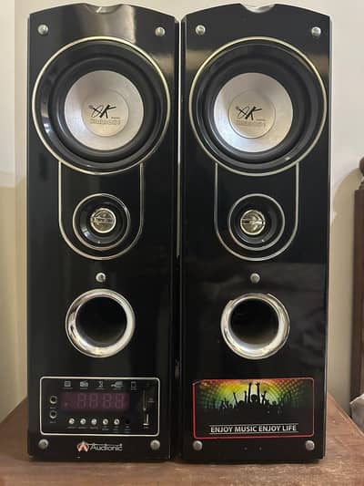 audionic Classic 6 speakers for sale in like new condition
