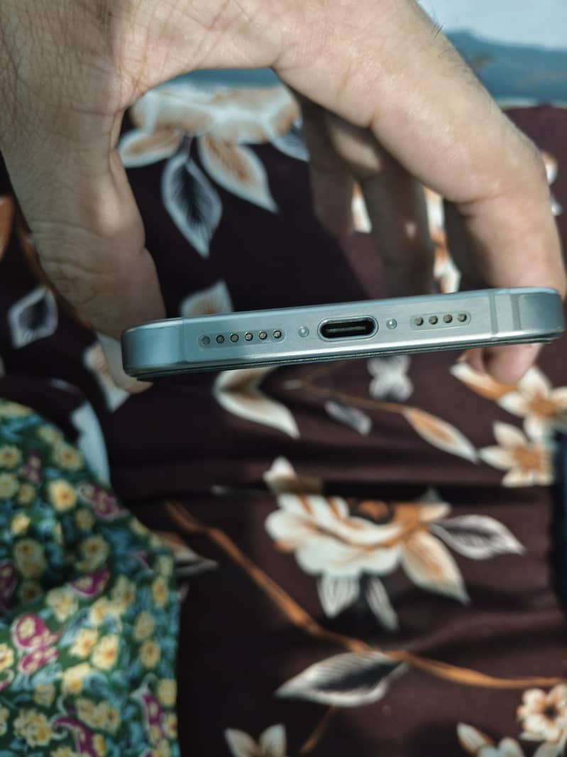 Apple iPhone 15 Pro Max 4