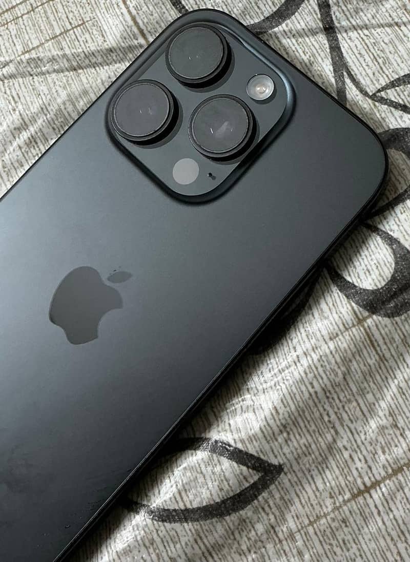 Apple iPhone 16 Pro 8