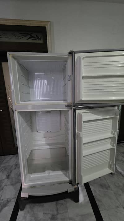 Dawlance refrigerator magnum series. Model 9188WBM
