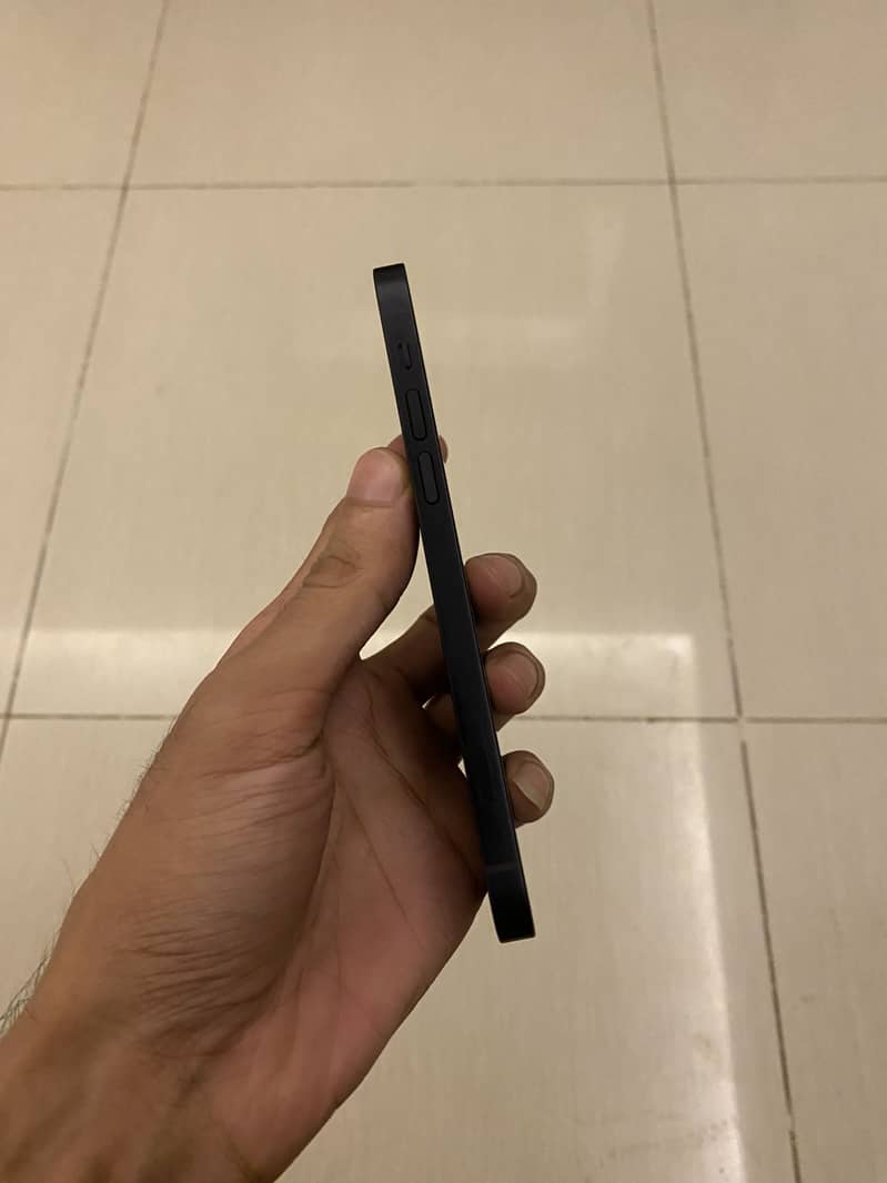 Apple iPhone 12 4