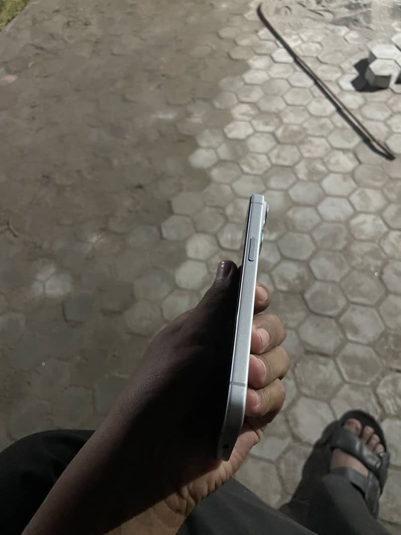 Apple iPhone 15 4