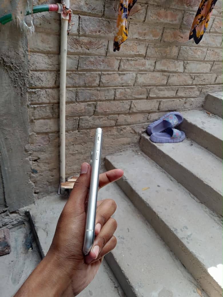 Apple iPhone 11 3