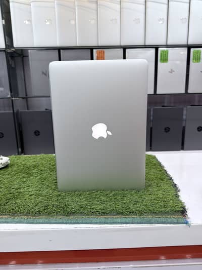 Apple MacBook Pro (2015) | Core i5 | 8GB / 256GB SSD | Retina Display