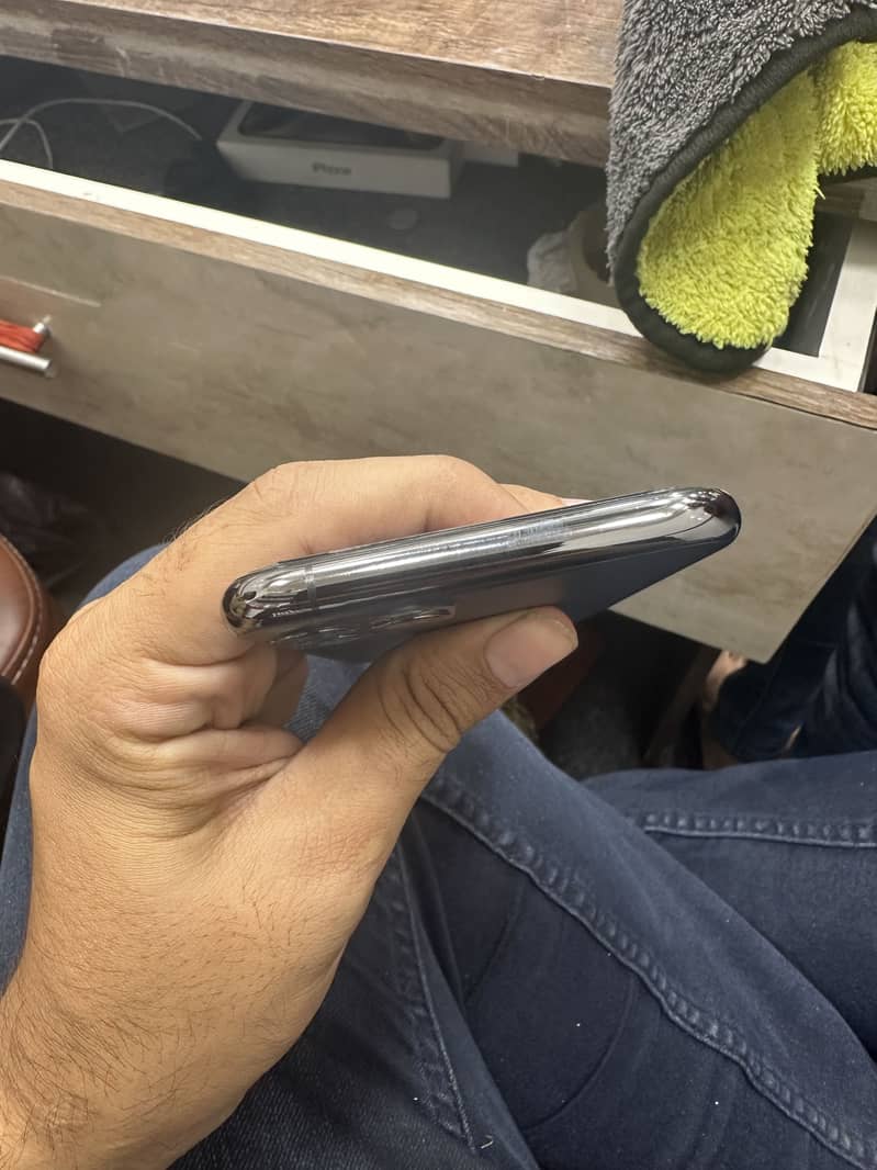 Apple iPhone 11 Pro 4