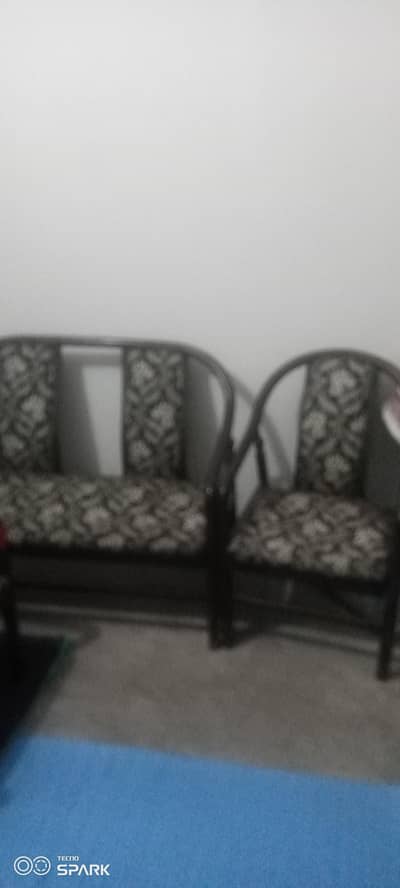 mare pas sofa 4 setar or aik tabal far sale hy only 20,000