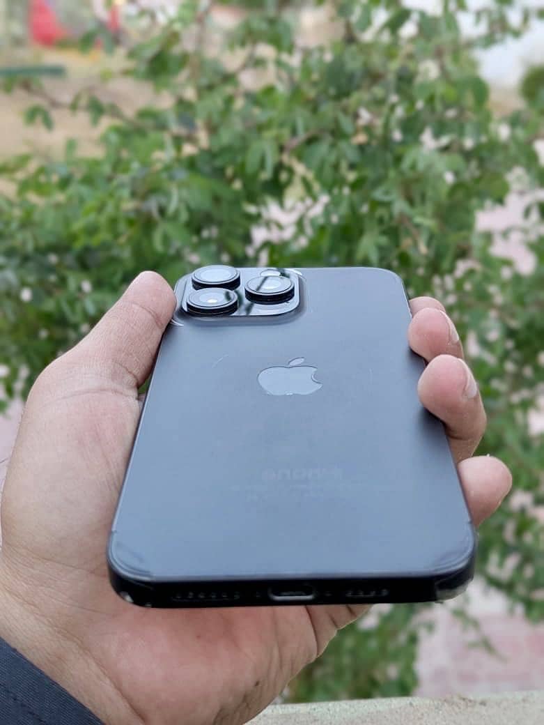 iphone 15 Pro Max 4