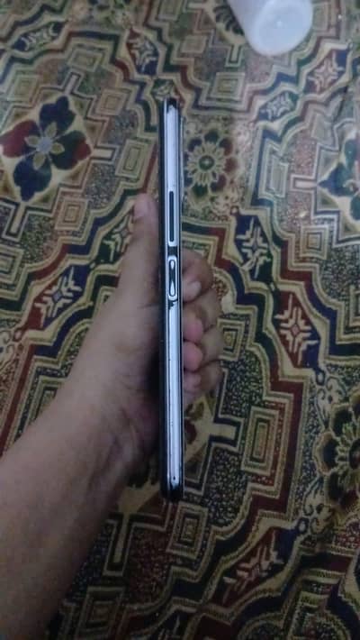 vivo y20 phone. available 4/64 BILKUL ok phone ha only phone charger