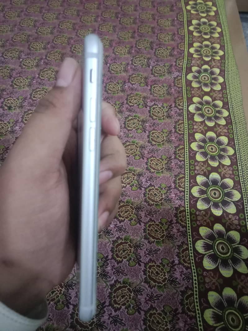 Apple iPhone 7 3