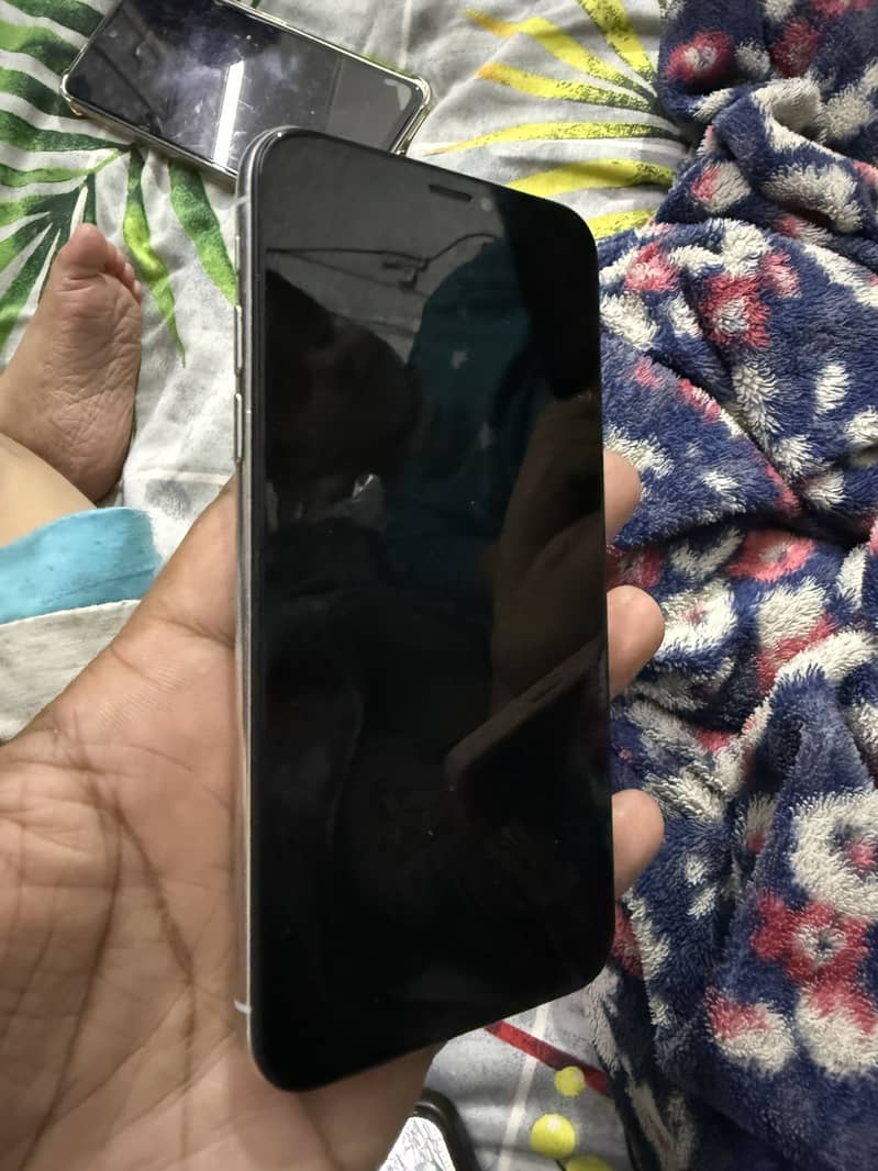 Apple iPhone X 4