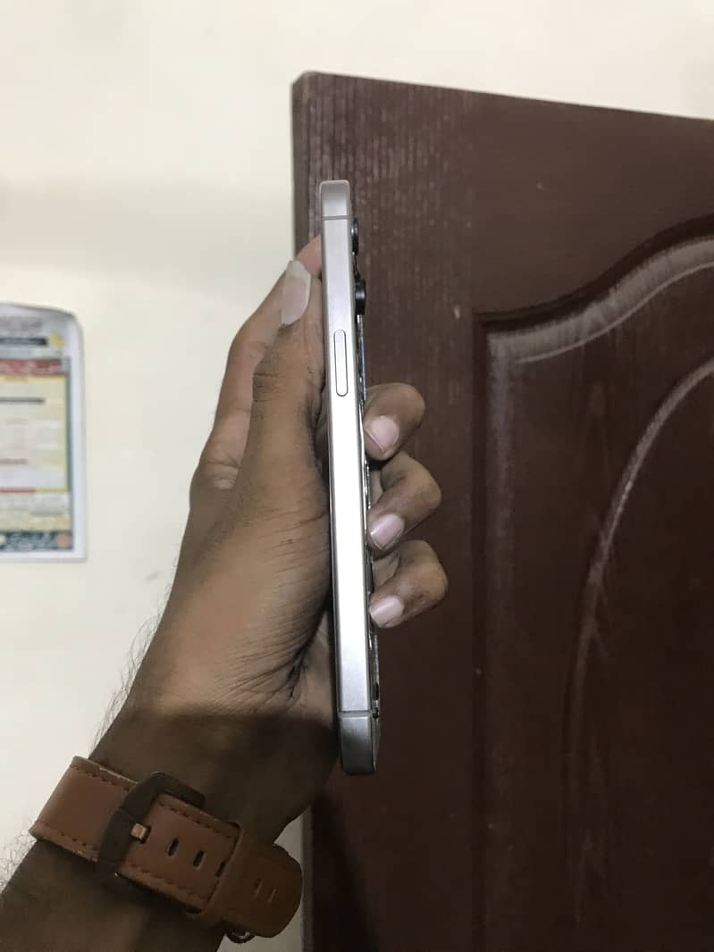 Apple iPhone 15 Pro Max 4