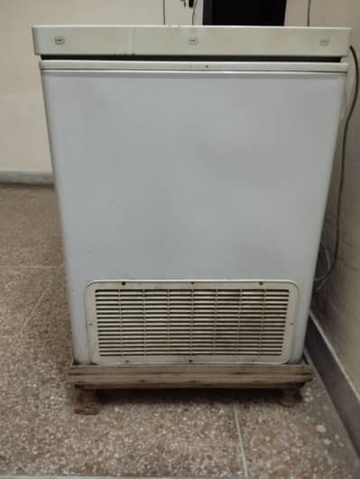 Double door Dawlance Deep freezer available for sell