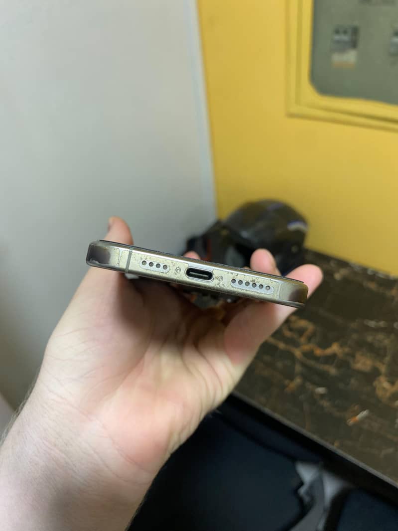IPhone 15 pro max 4