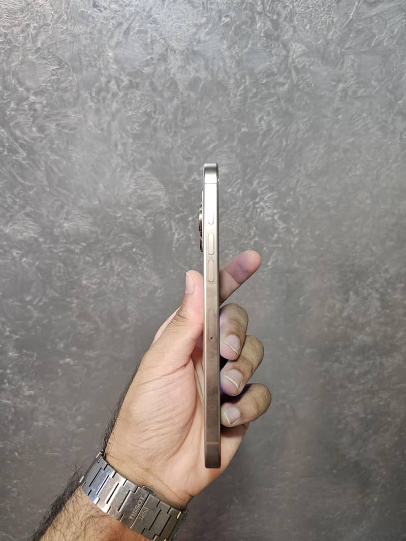 Apple iPhone 16 Pro Max 4