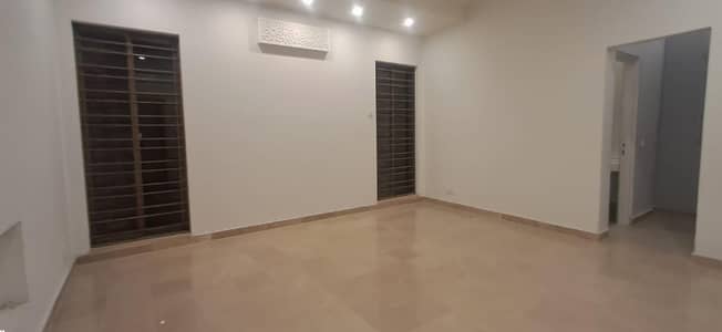 1 KANAL ELEGANT AND FULLY MAINTAINED, RENOVATED BUNGALOW IS AVAILABLE IN THE BEST BLOCK OF DHA LAHORE.