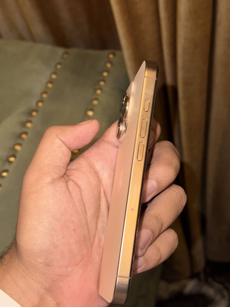 Apple iPhone 16 Pro 3