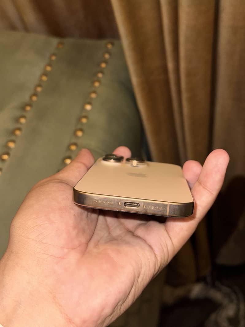 Apple iPhone 16 Pro 4