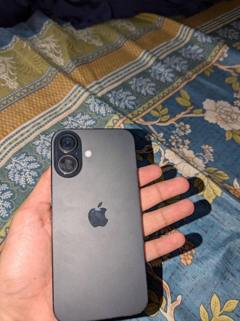 Apple iPhone 16 2
