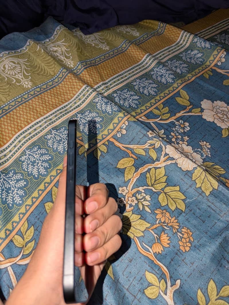 Apple iPhone 16 3