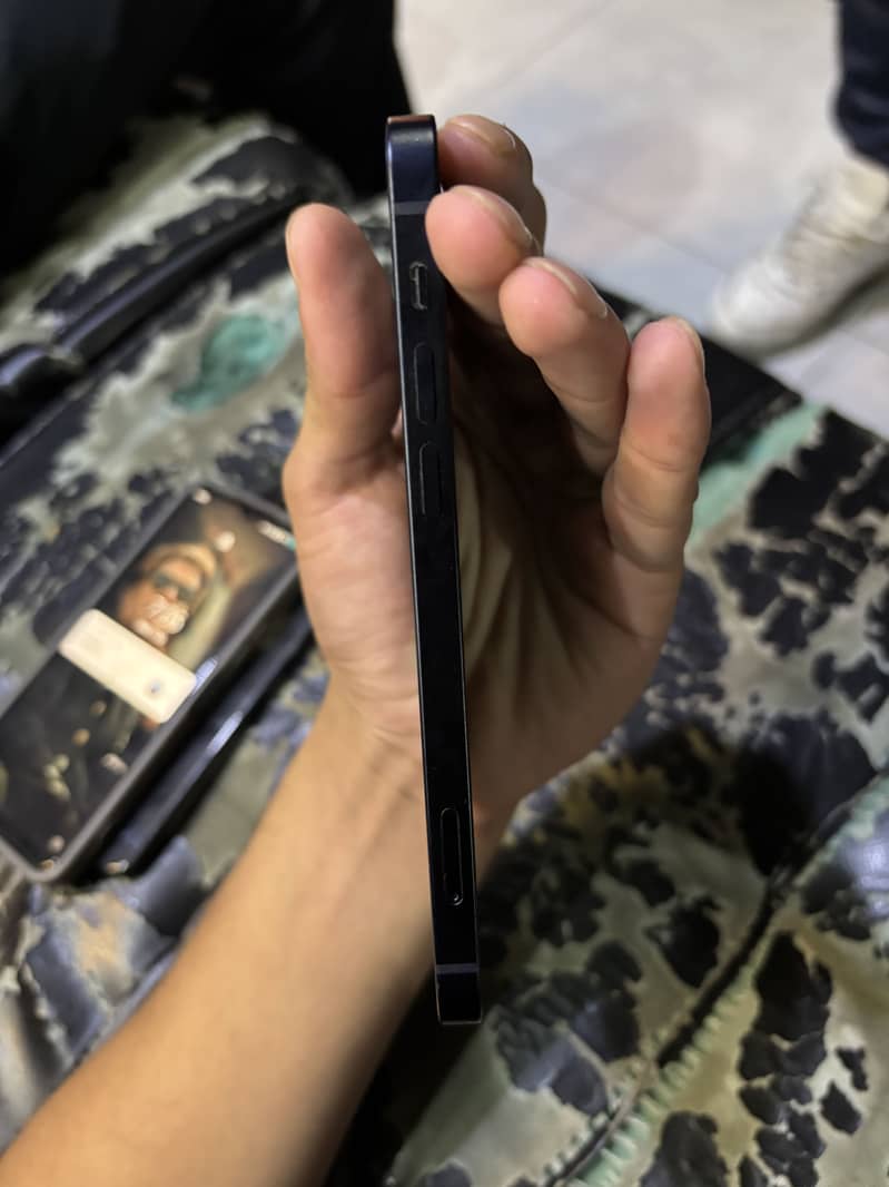 Apple iPhone 12 4