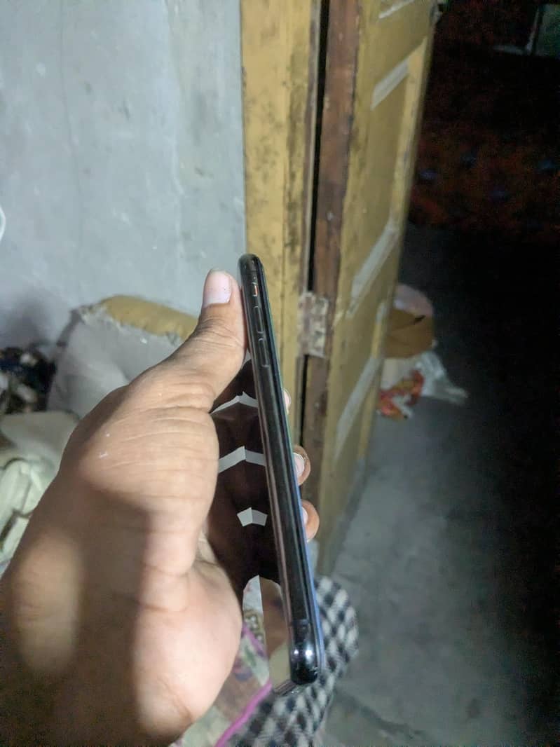Apple iPhone X 4