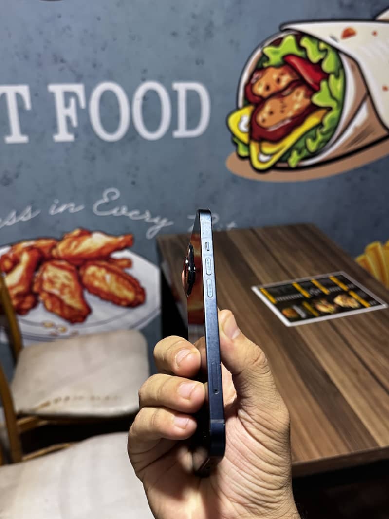 Apple iPhone 13 4