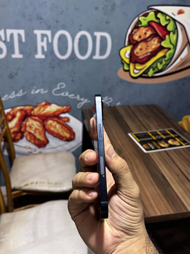 Apple iPhone 13 5