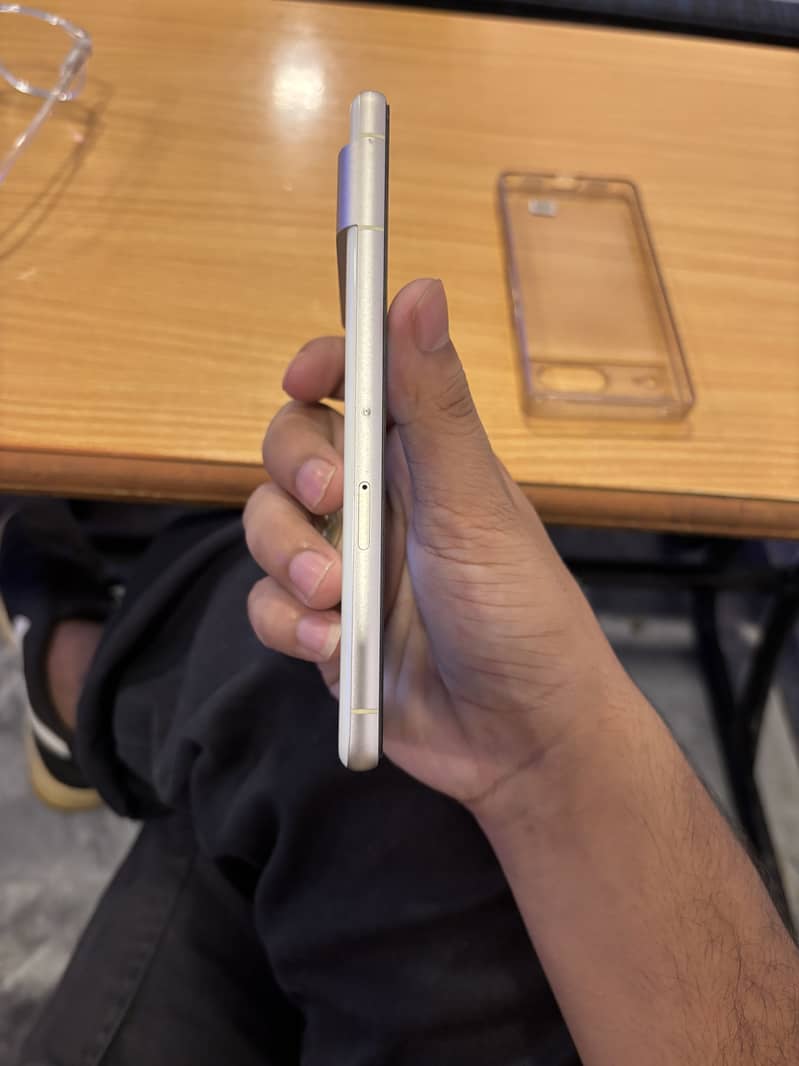Google Pixel 7 4