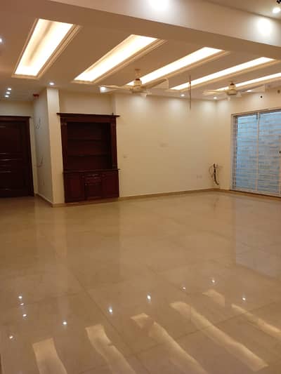 1 KANAL ELEGANT AND FULLY MAINTAINED BRAND NEW BUNGALOW WITH FULL BASEMENT IS AVAILABLE IN THE BEST BLOCK OF DHA LAHORE.
