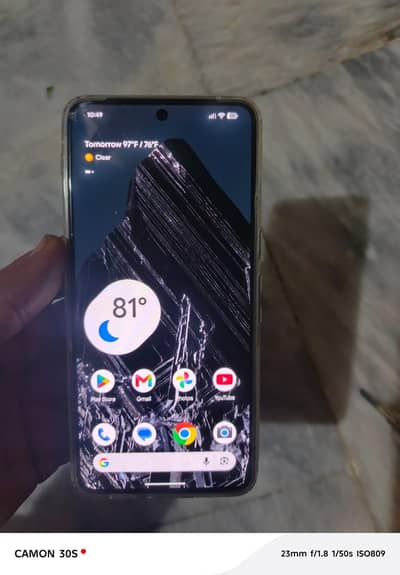 Google Pixel 8 Pro miner glass broken or pin dot
