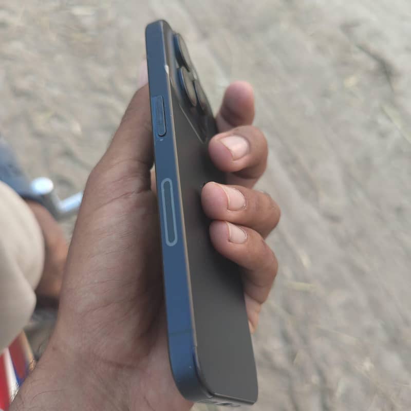 Apple iPhone 15 Pro 3