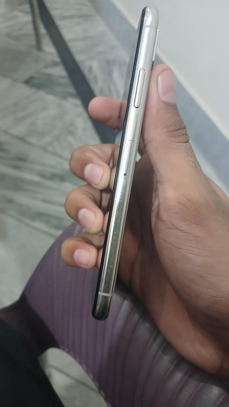 Apple iPhone X 4