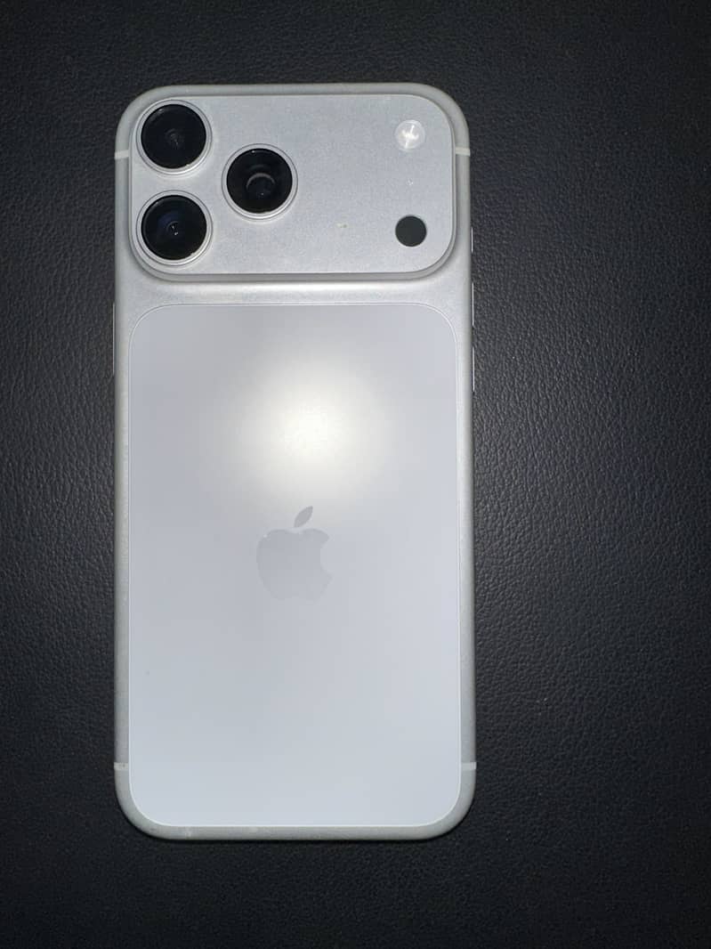 Apple iPhone 17 Pro Max 1