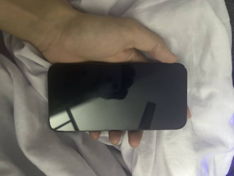 Apple iPhone 16e 1