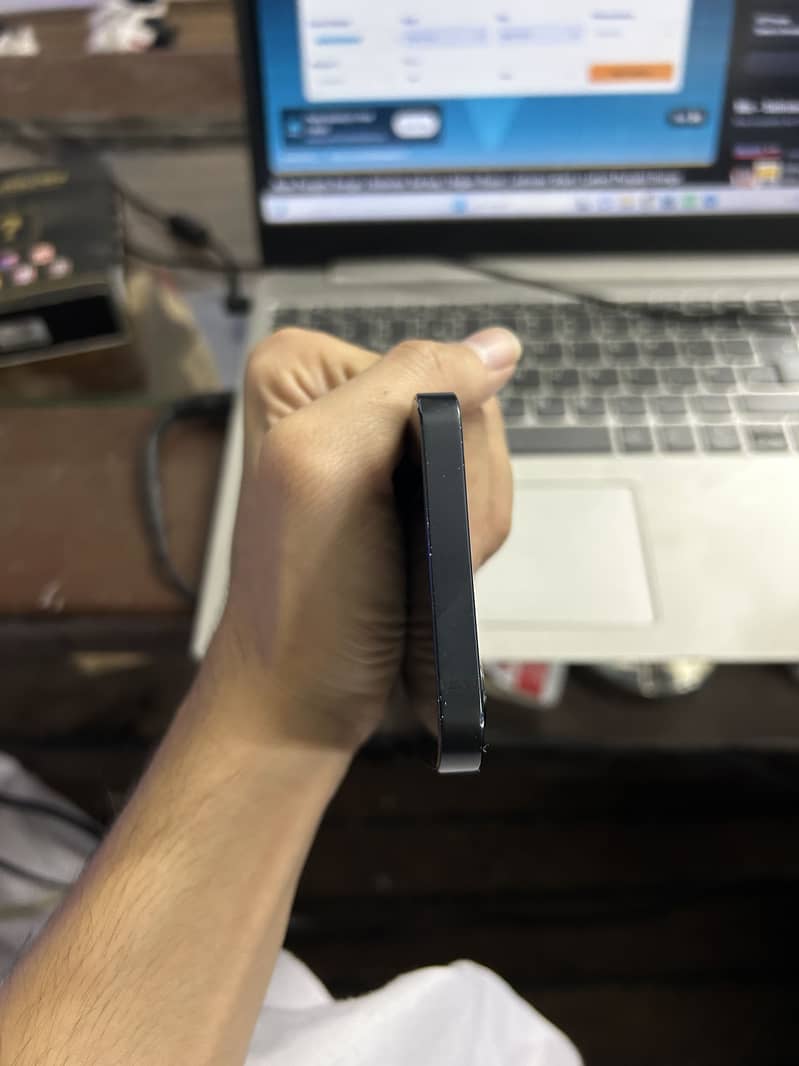 Apple iPhone 16e 5