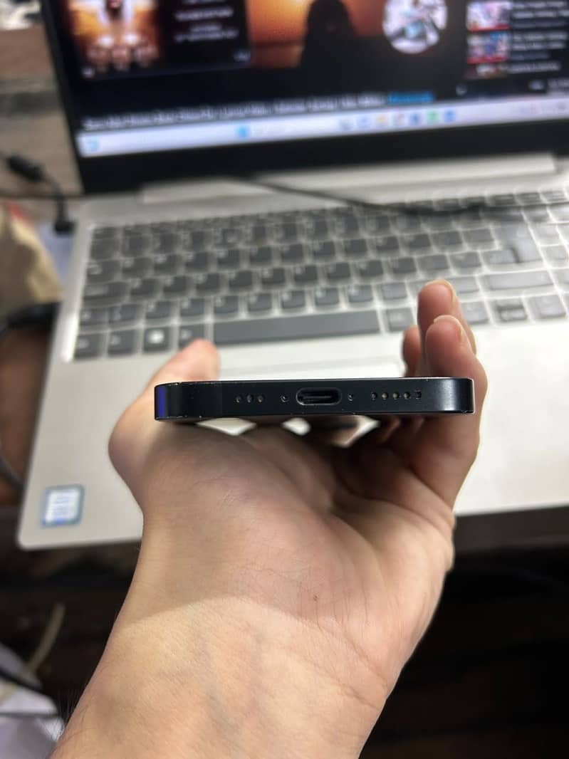 Apple iPhone 16e 0