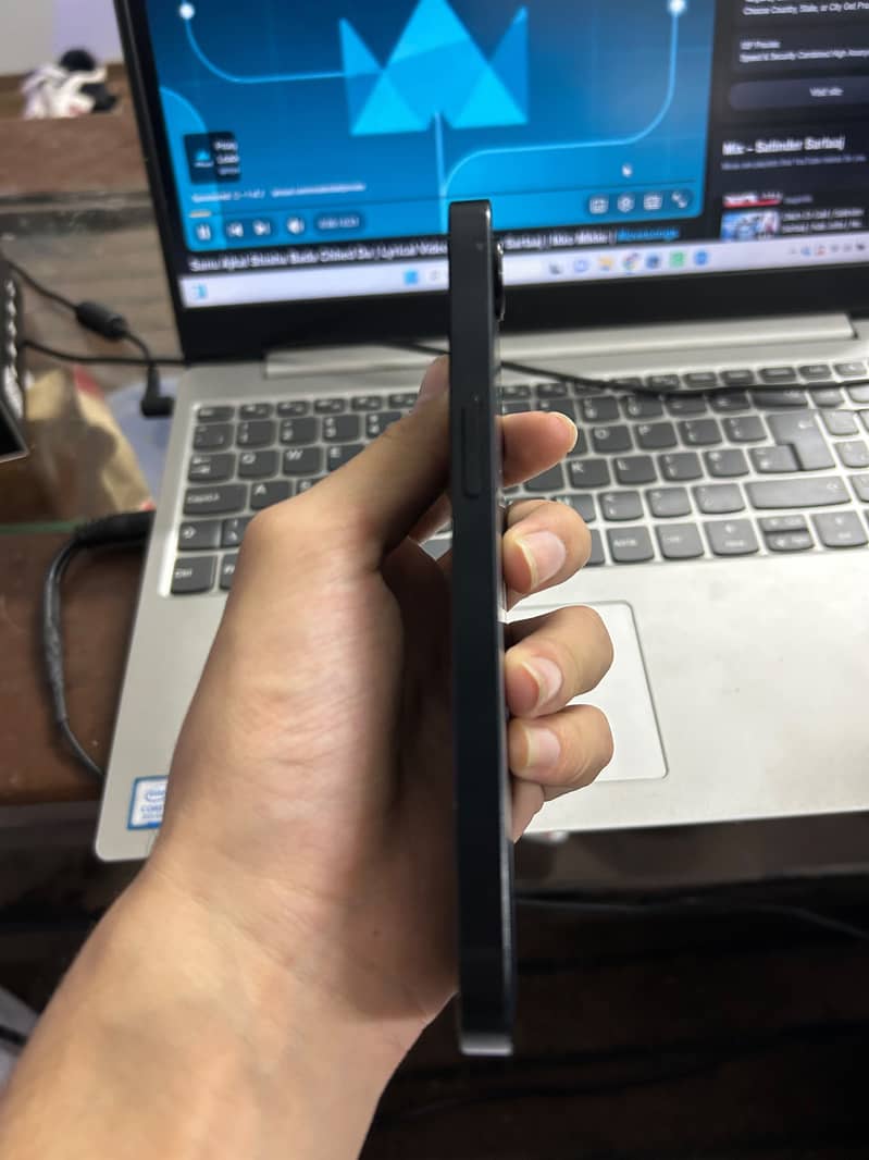 Apple iPhone 16e 1