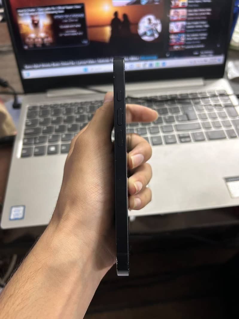 Apple iPhone 16e 2