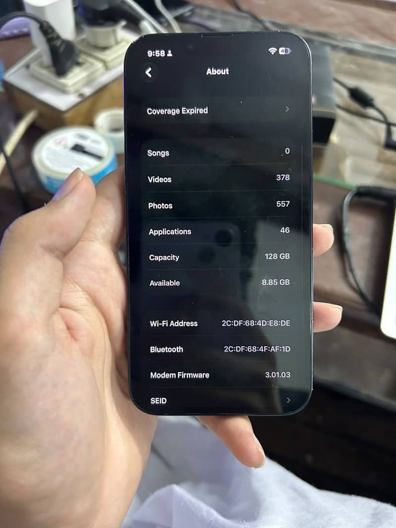 Apple iPhone 16e 3