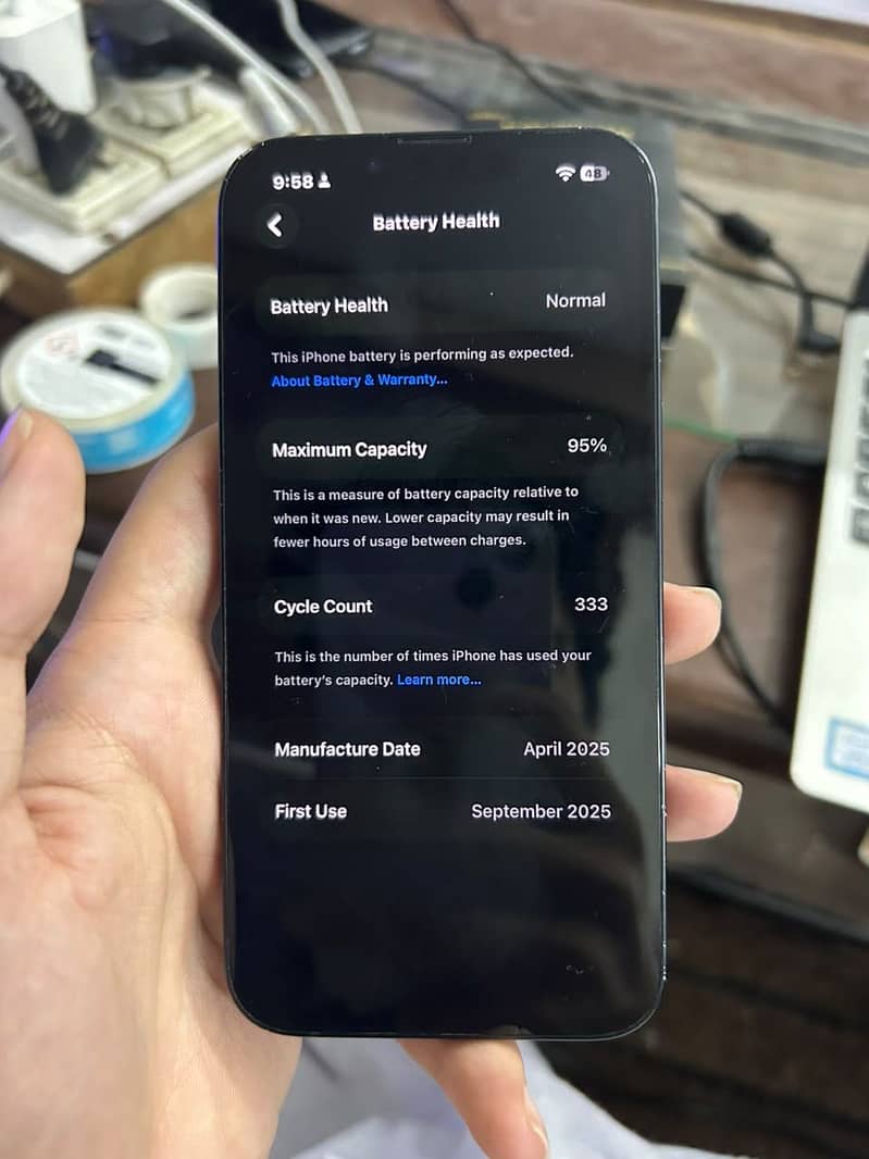 Apple iPhone 16e 4