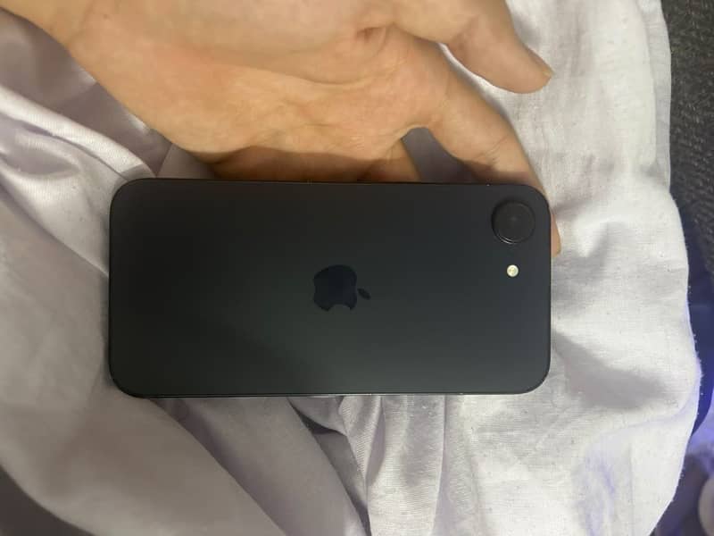 Apple iPhone 16e 5