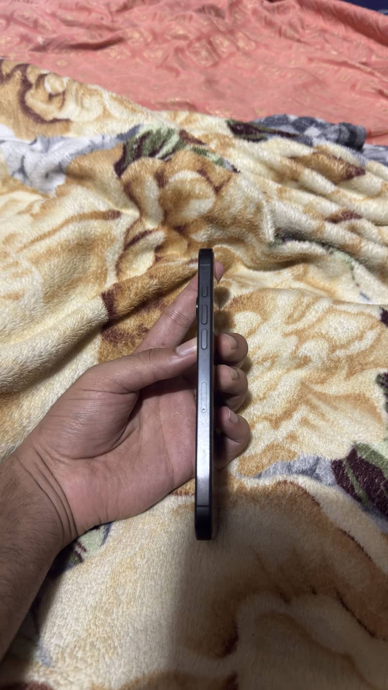 Apple iPhone 15 Pro Max 4