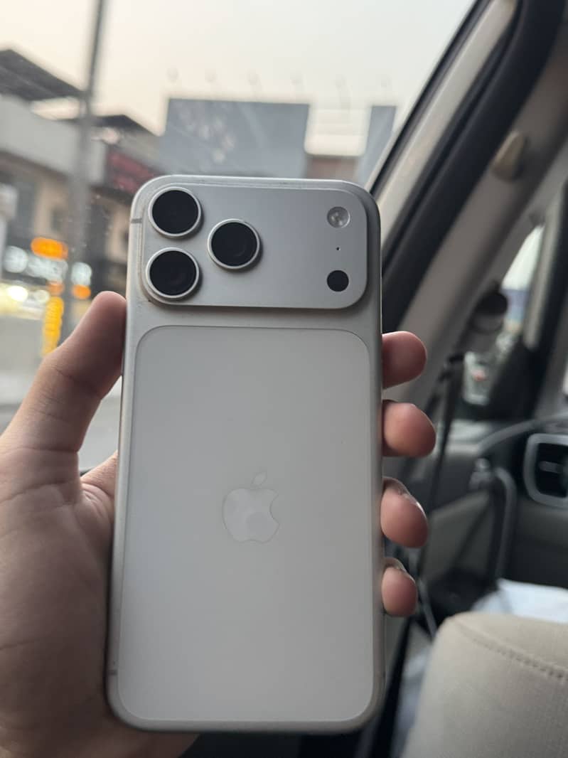Apple iPhone 17 Pro Max 4
