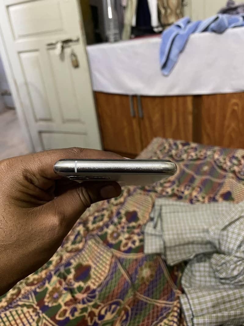 Apple iPhone 11 Pro 4