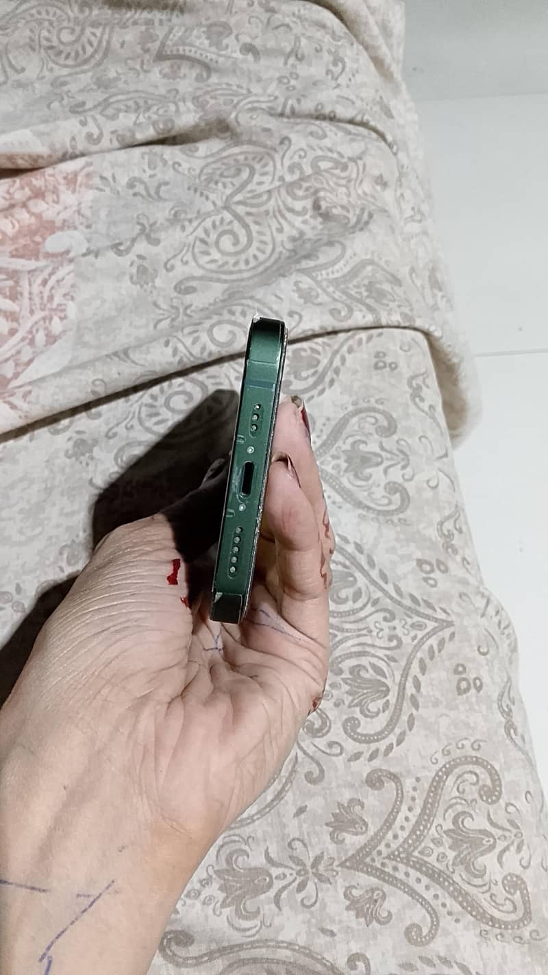 Apple iPhone 13 2