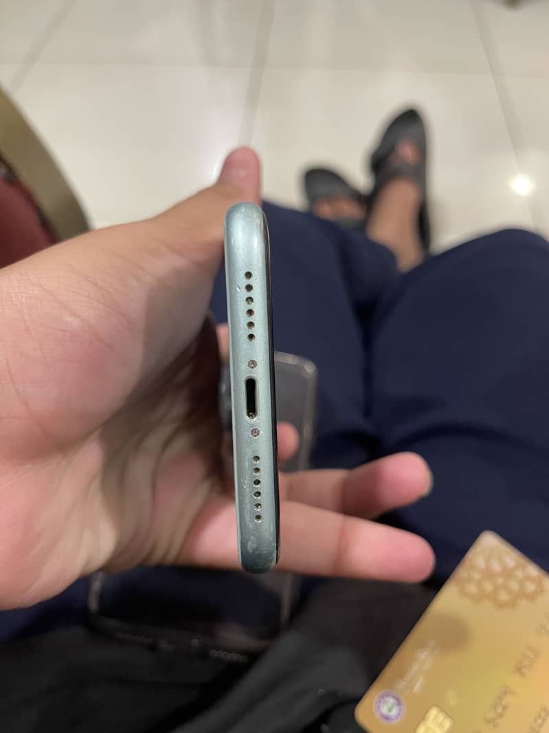 Apple iPhone 11 4