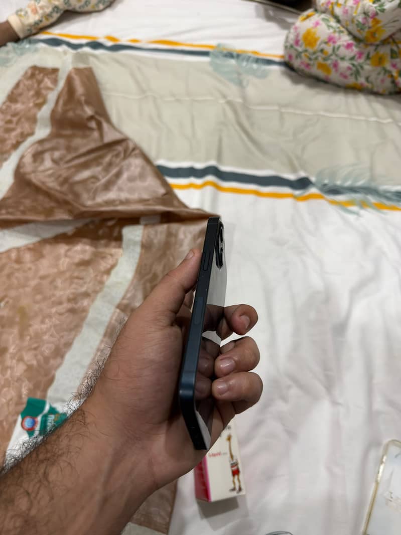 Apple iPhone 13 2