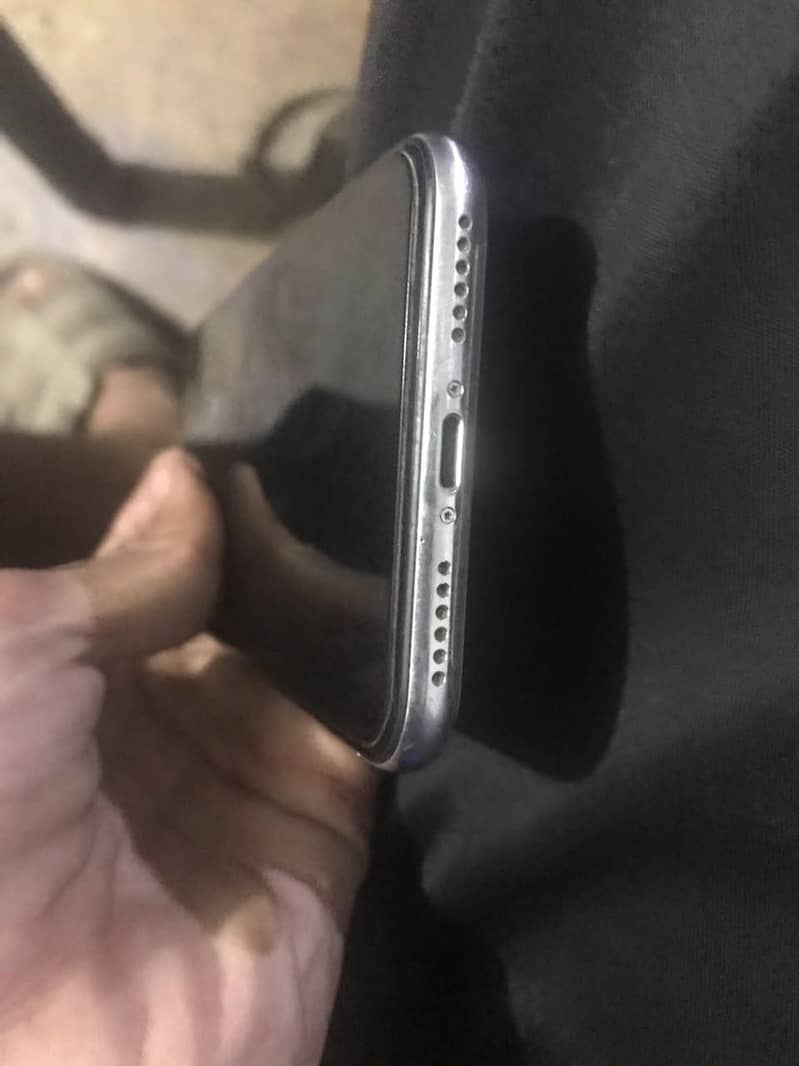 Apple iPhone X 4